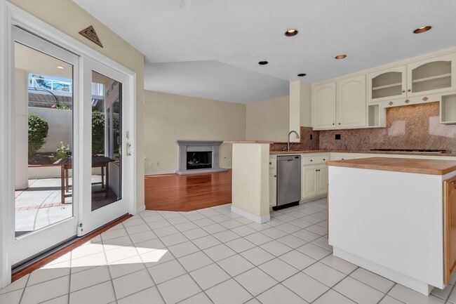 Building Photo - 12 Bergamo