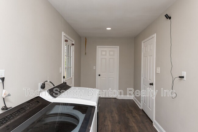 Building Photo - 8238 Li Fair Dr