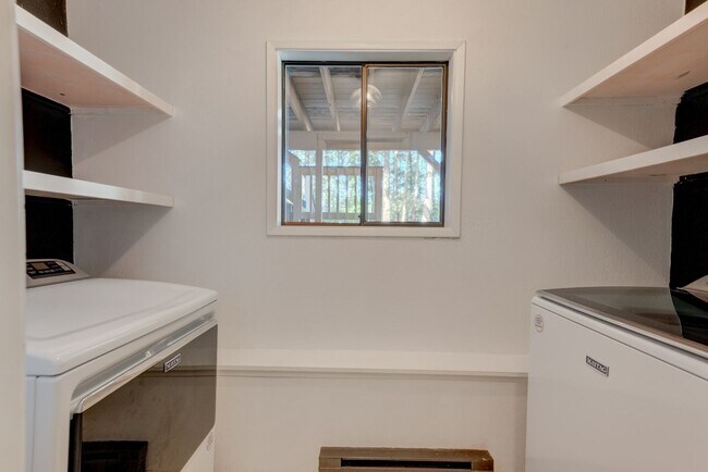 Building Photo - 1638 Fern Pl
