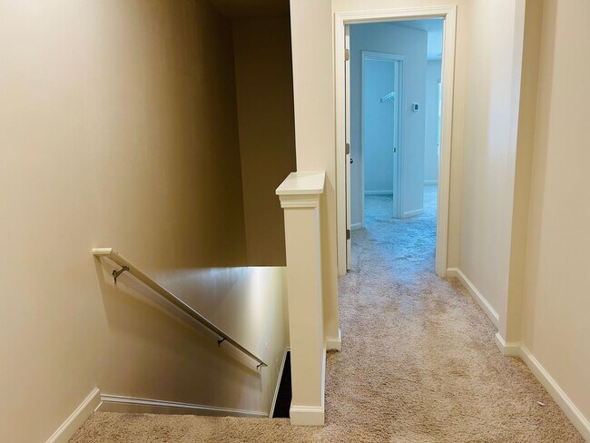 Building Photo - Wow 3 bedroom 2.5 bathroom townhome minute...