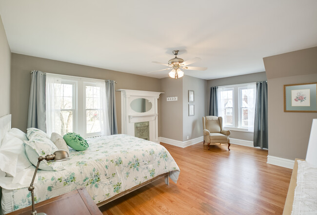 Main bedroom 2nd floor - 9411 Sterling Plz