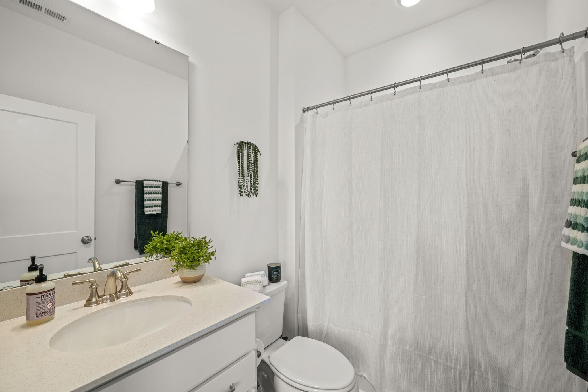 Building Photo - 1955 Robin Hill Ln