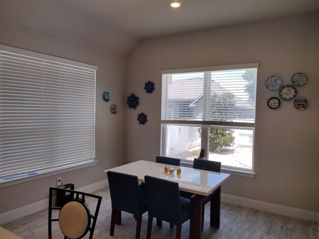 Building Photo - Beautiful 4 bedroom with a pool!!!