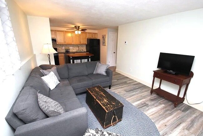 Building Photo - Updated 1 bedroom condo in ideal North Reading / Andover Rte 28 location.