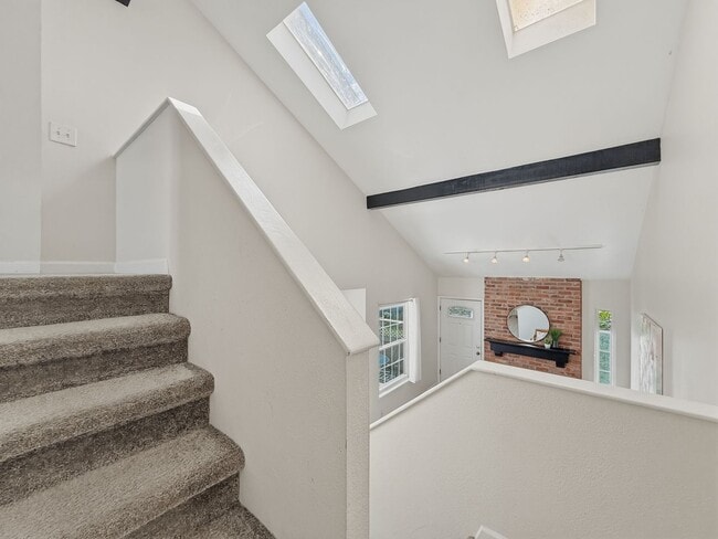 Building Photo - Move-In Ready Townhome!
