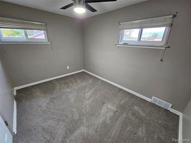 Building Photo - 29624 Rosslyn Ave