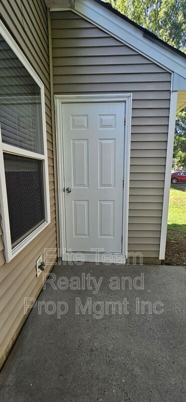 Building Photo - 2715 Meadow Knoll Dr