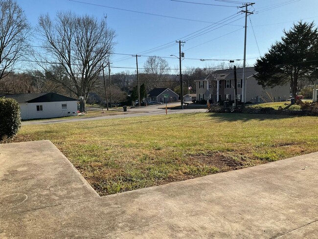 Building Photo - 2 Bedroom House With Carport