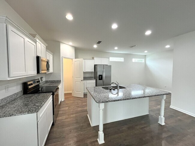 Building Photo - Huge home in Spring Hill!
