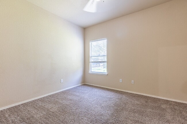 Building Photo - 906 Ashbury Bluff