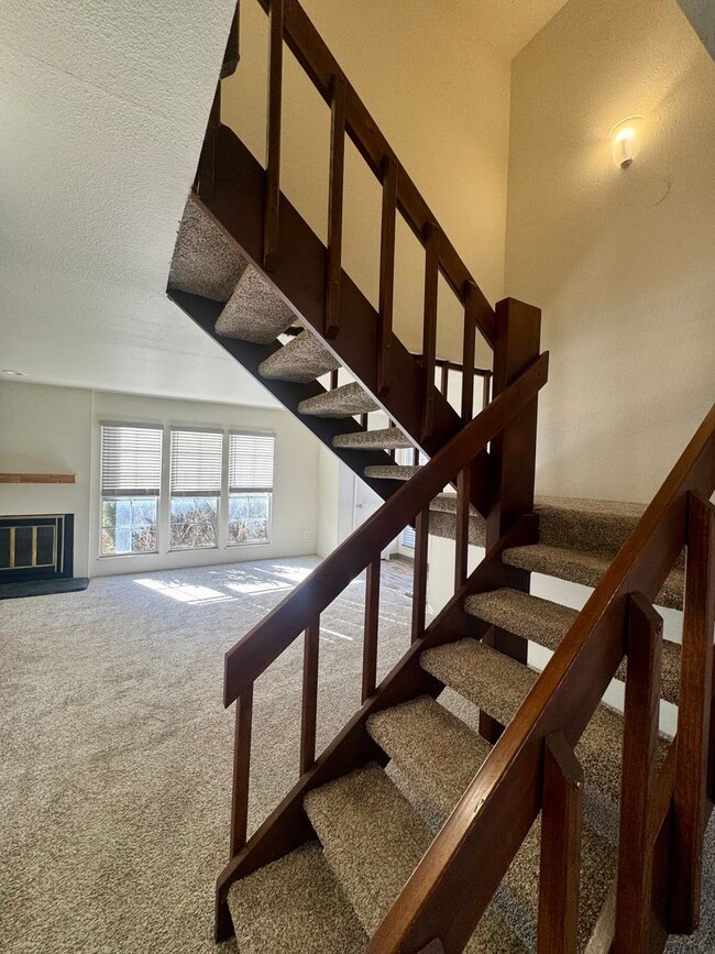 Building Photo - 2 Bedroom Townhome with Pool and Fitness Center/Centrally Located!!