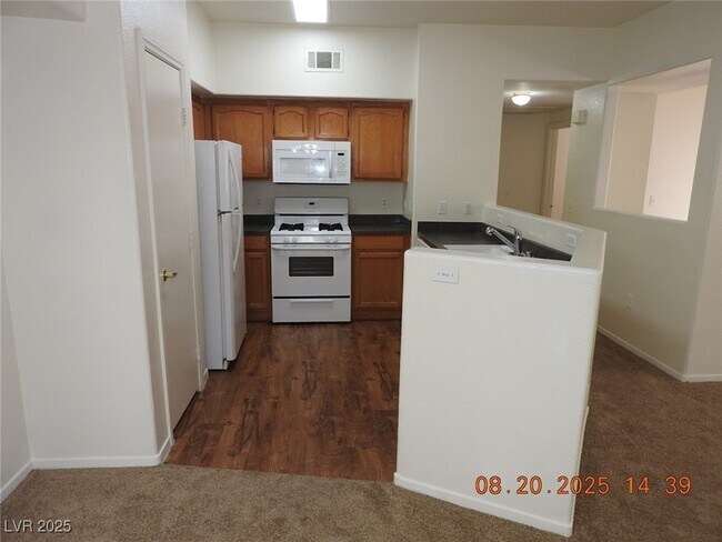 Building Photo - 3400 Cabana Dr