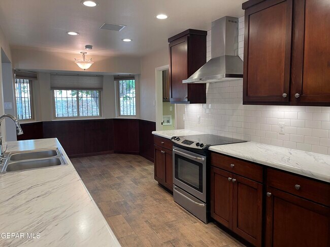 Building Photo - 9220 Lait Dr