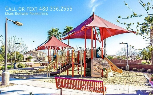 Building Photo - 1042 W Oleander Ave