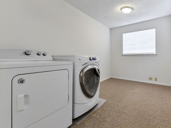 Building Photo - Beautiful One Level 2+ Bedroom Cottage in Renton!