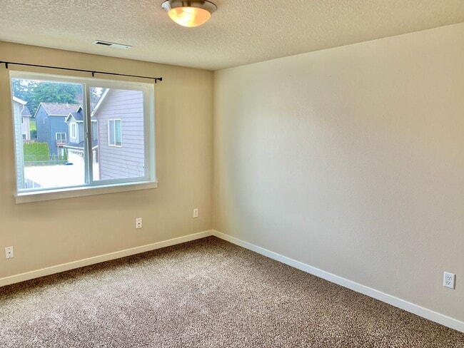 Building Photo - DON'T MISS THIS ONE...  - Quiet, 4 bedroom...