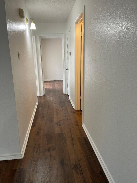 Building Photo - 1007 Spring Loop