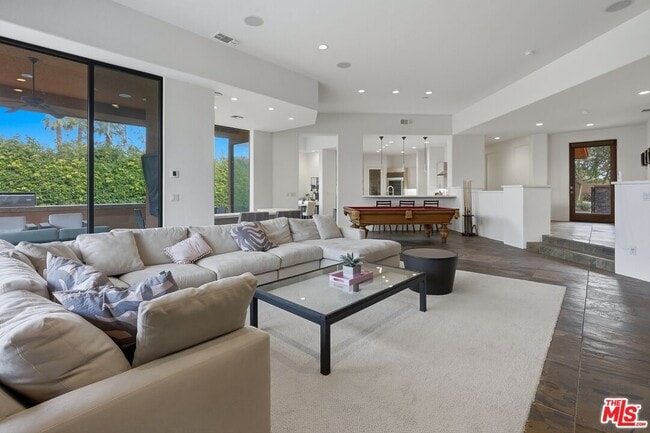 Building Photo - 50025-50021 Vía Aldea