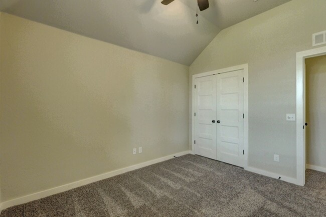 Building Photo - Desirable Home In Valencia Park!