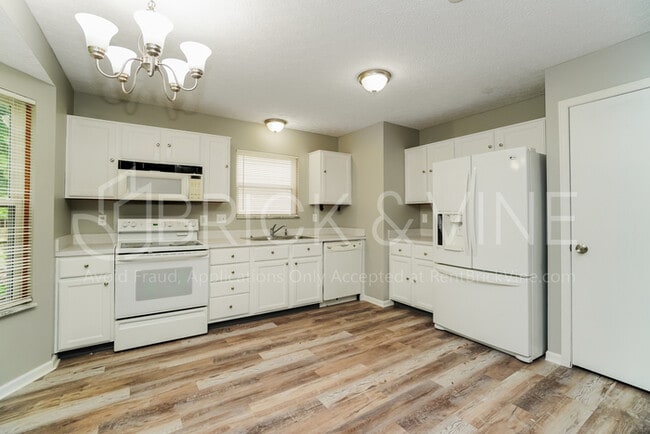 Building Photo - Home in Waltham Place w/ fenced yard & garage