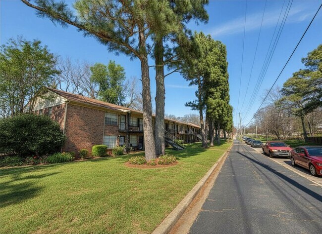Building Photo - 2 Bedroom / 1.5 Bath Apartment at Raleigh Pines Apartments