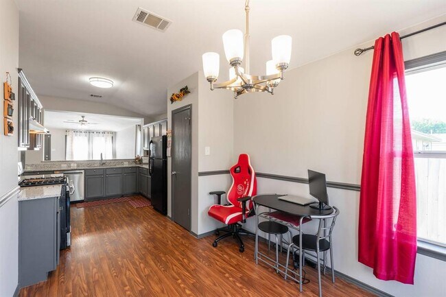 Building Photo - 404 Paige Bend