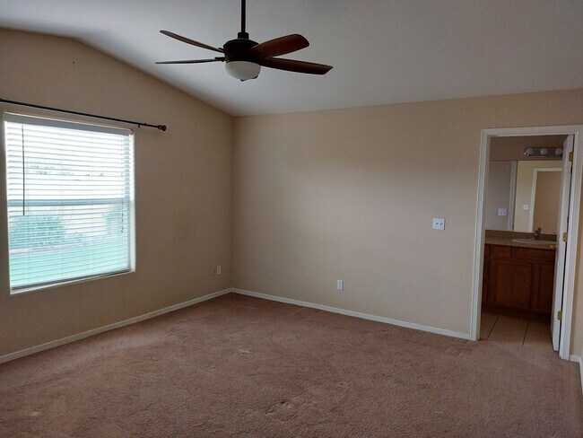 Building Photo - Beautiful 3 Bedroom Home in Legends West