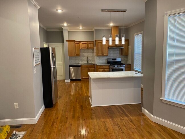 Building Photo - 53 Marshall St