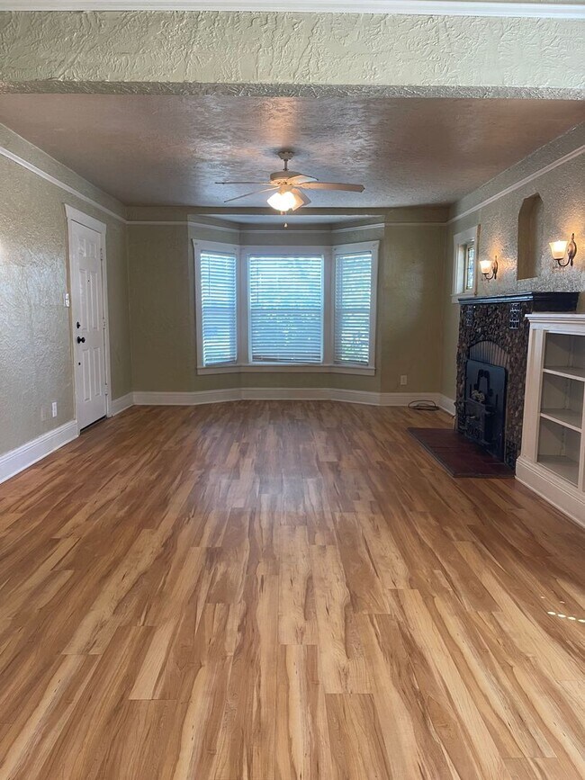 Building Photo - CHARMING 2 BED 1 BATH VICTORIAN HOME