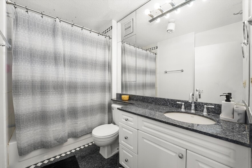 Building Photo - 111 W Maple St