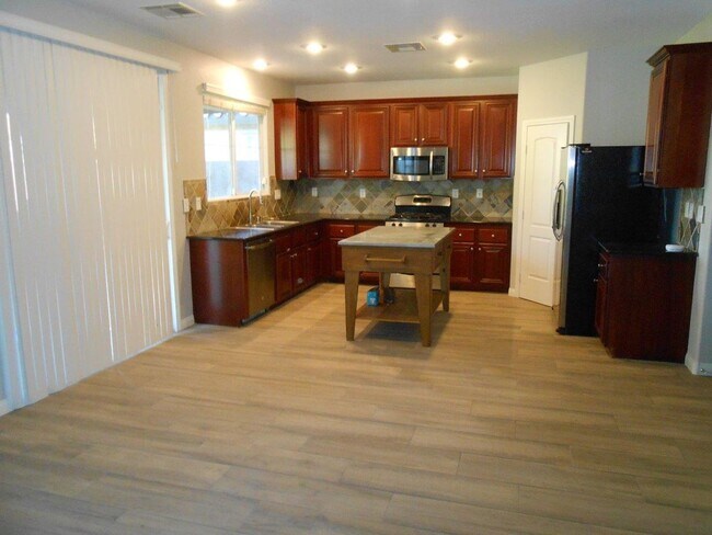 Building Photo - Beautiful Spacious Home in Mountains Edge
