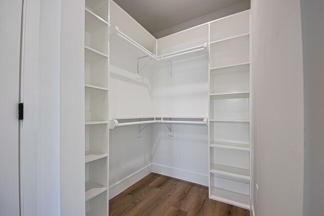 Building Photo - Chic Fully Renovated Luxury Home in the Burbank Hills!