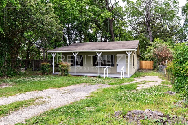 Primary Photo - Beautiful Renovated 3 Bedroom/1 Bathroom H...