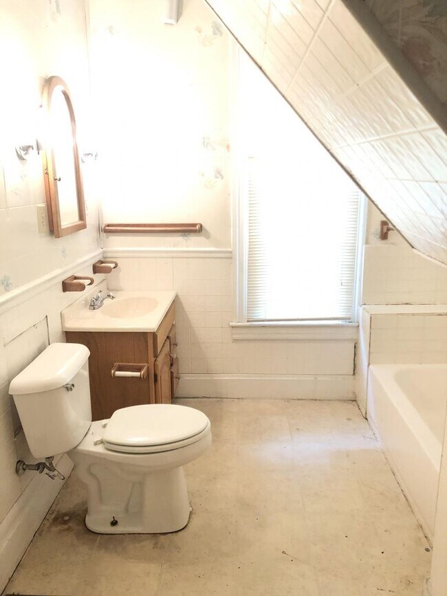 Building Photo - UK STUDENTS WELCOME! 5 Bedrooms, 2 Full Baths. UK CAMPUS ON WOODLAND AVE!