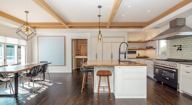 Building Photo - 89 Pantigo Rd