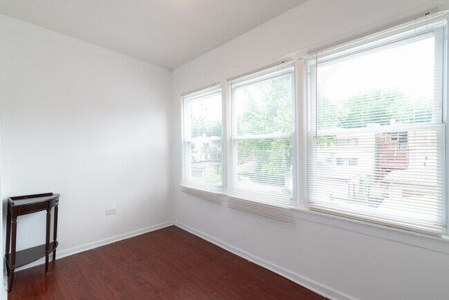Building Photo - 5028 N California Ave