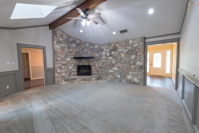 Building Photo - 300 Las Plumas Dr
