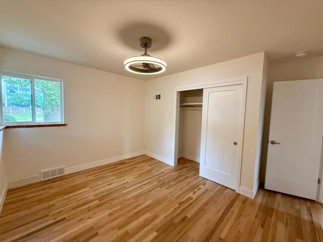 Building Photo - Beautifully remodeled mid-century modern h...