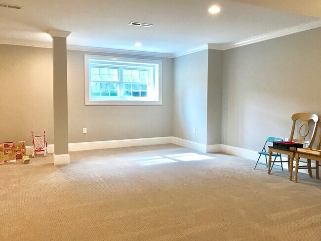 Building Photo - 301 Linden St