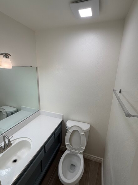 Building Photo - 3832 Chelsea Dr