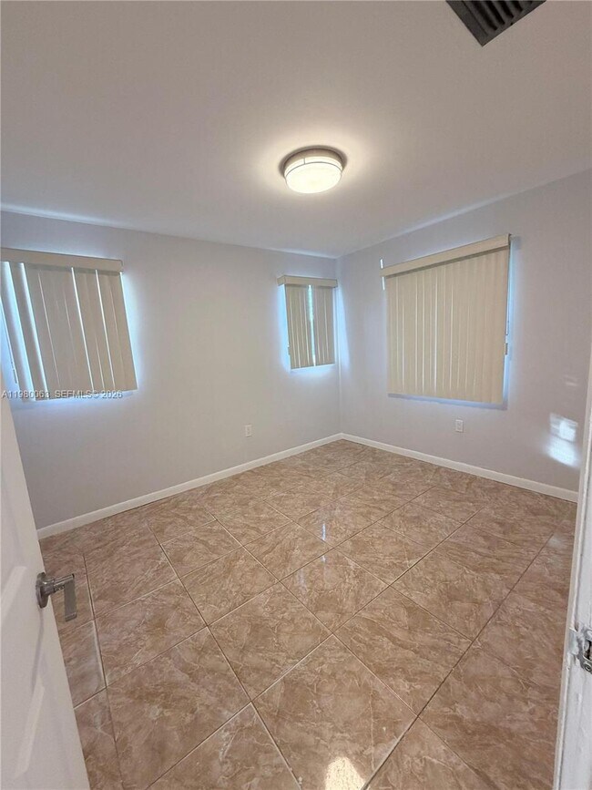 Building Photo - 16920 NE 4th Ct