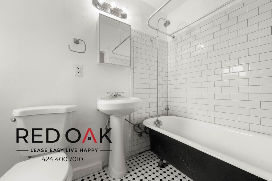 Building Photo - 1110 S Lake St