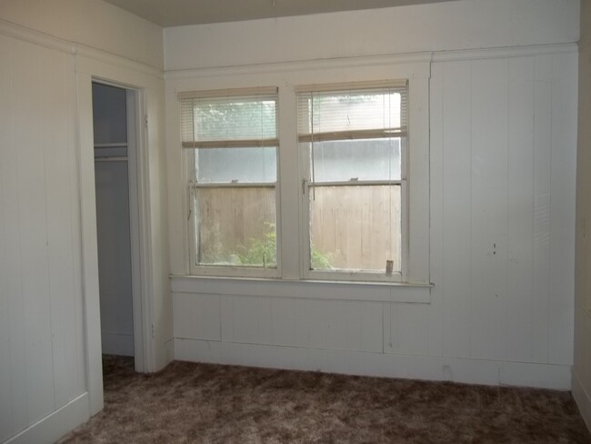 Building Photo - Affordable 1 bedroom 1 bathroom home on Ma...