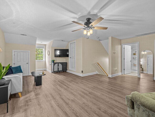 Building Photo - Beauty by the Water!