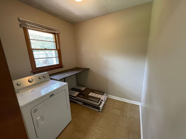Building Photo - Single Family Home Close to KSU!