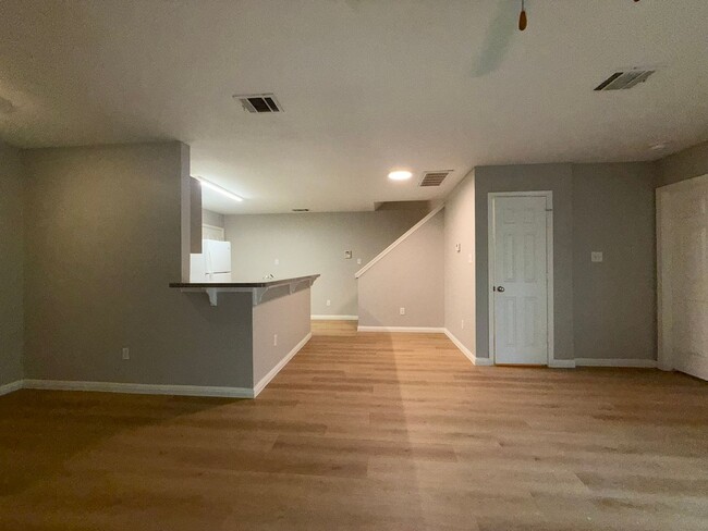 Building Photo - Ginder Properties2 (2906 Kestrel Dr)