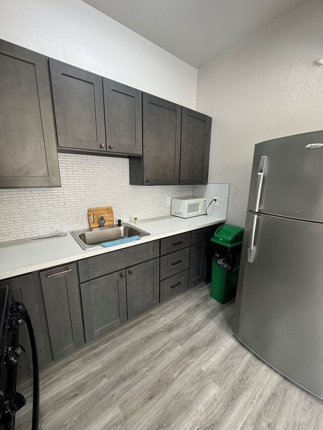Building Photo - Comfortable room, has communal kitchenette, and bathrooms