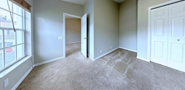 Building Photo - 8006 Thoroughbred Loop