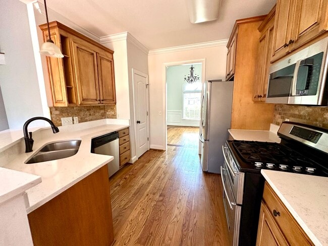 Building Photo - 4852 Knollview Dr