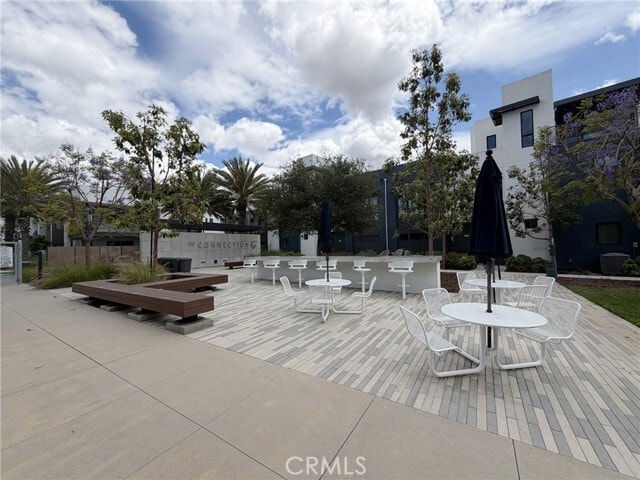 Building Photo - 400 Transport